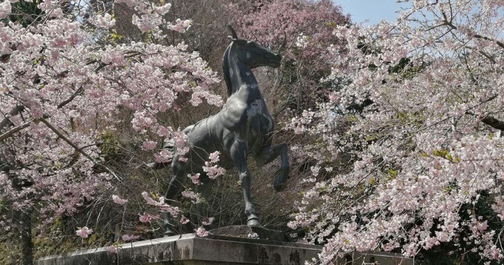 施福寺本堂前に立つ馬の像