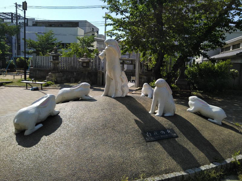 宿院町公園の中には「白夜の兎」群像があります