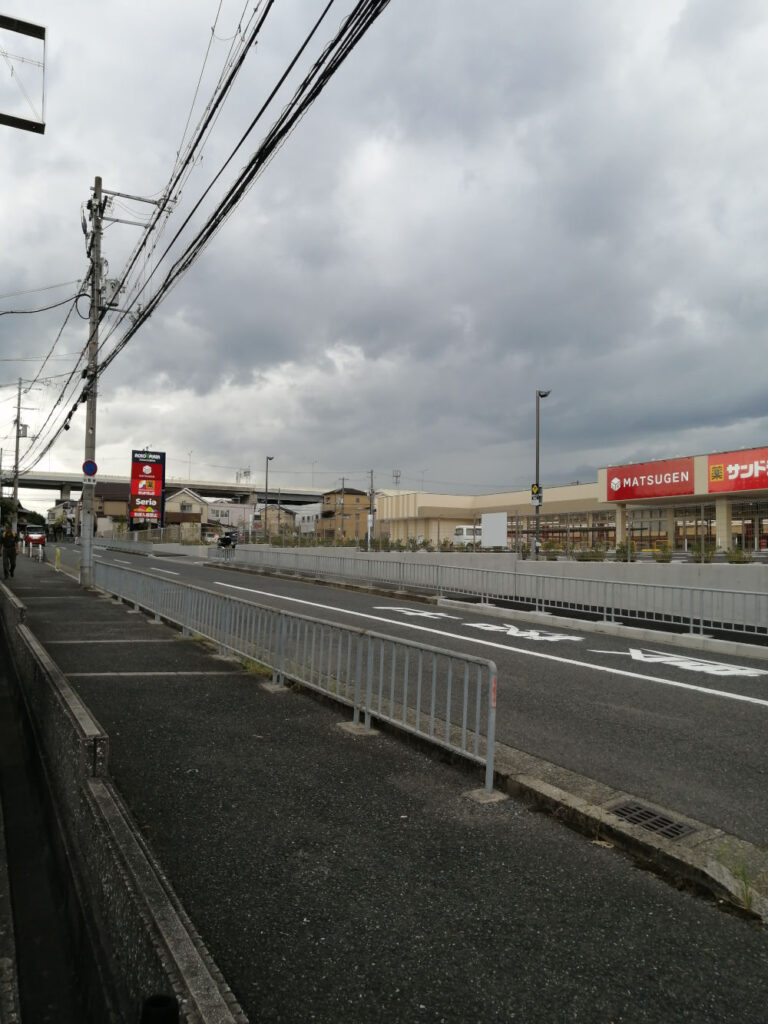 アクロスプラザ堺中央　左奥のほうへ行くと阪和自動車道方面