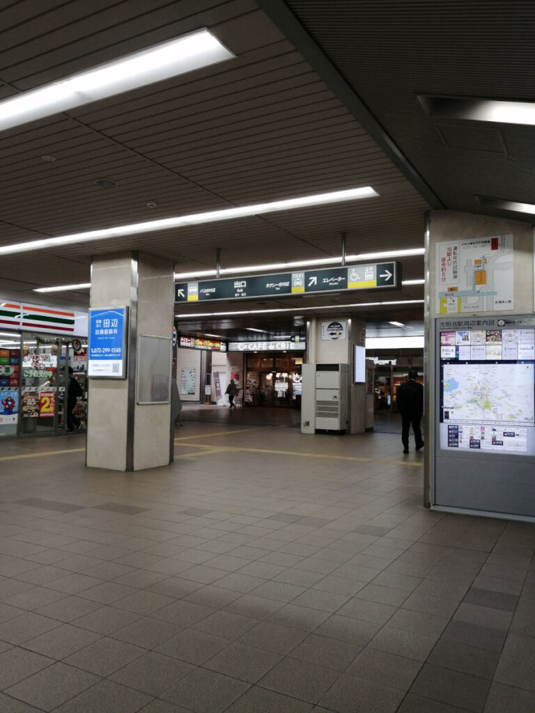 光明池駅の改札を出るとカフェ・ド・クリエがみえます