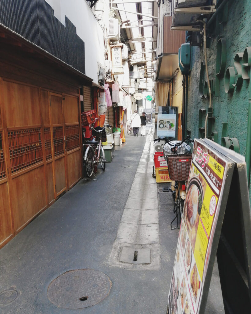 羊の家に入っていく路地
