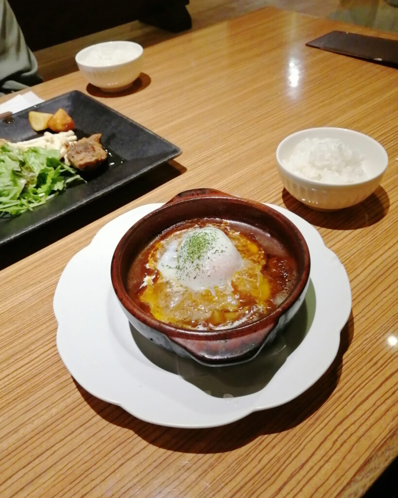 羊の家の煮込みハンバーグ