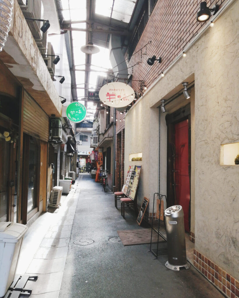 羊の家を通りから撮影